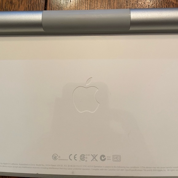 AUTHENTIC APPLE Wireless Keyboard - White and Silver. Gently Used. Tech Must! - Picture 3 of 3